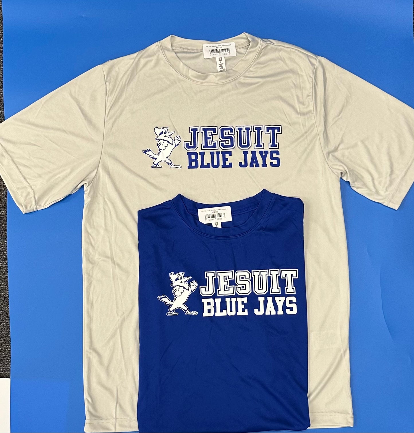 Team 365
100% Polyester Dri Fit.
Self-Collar. Set in sleeve construction.
Screen-printed Jesuit Blue Jays w/Jayson logo.
