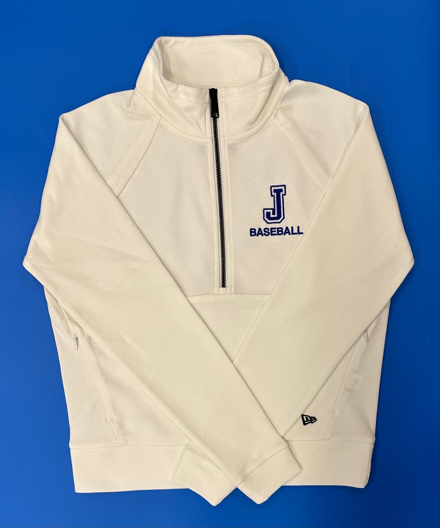 New Era.
56% Cotton/44% Polyester double knit jacquard.
Metaluxe zipper. Front pouch pocket with invisible side zippers. 7.8 ounce.
A perfect layering piece with its smooth face, jacquard interior and pique-like texture.
J BASEBALL embroidered logo.