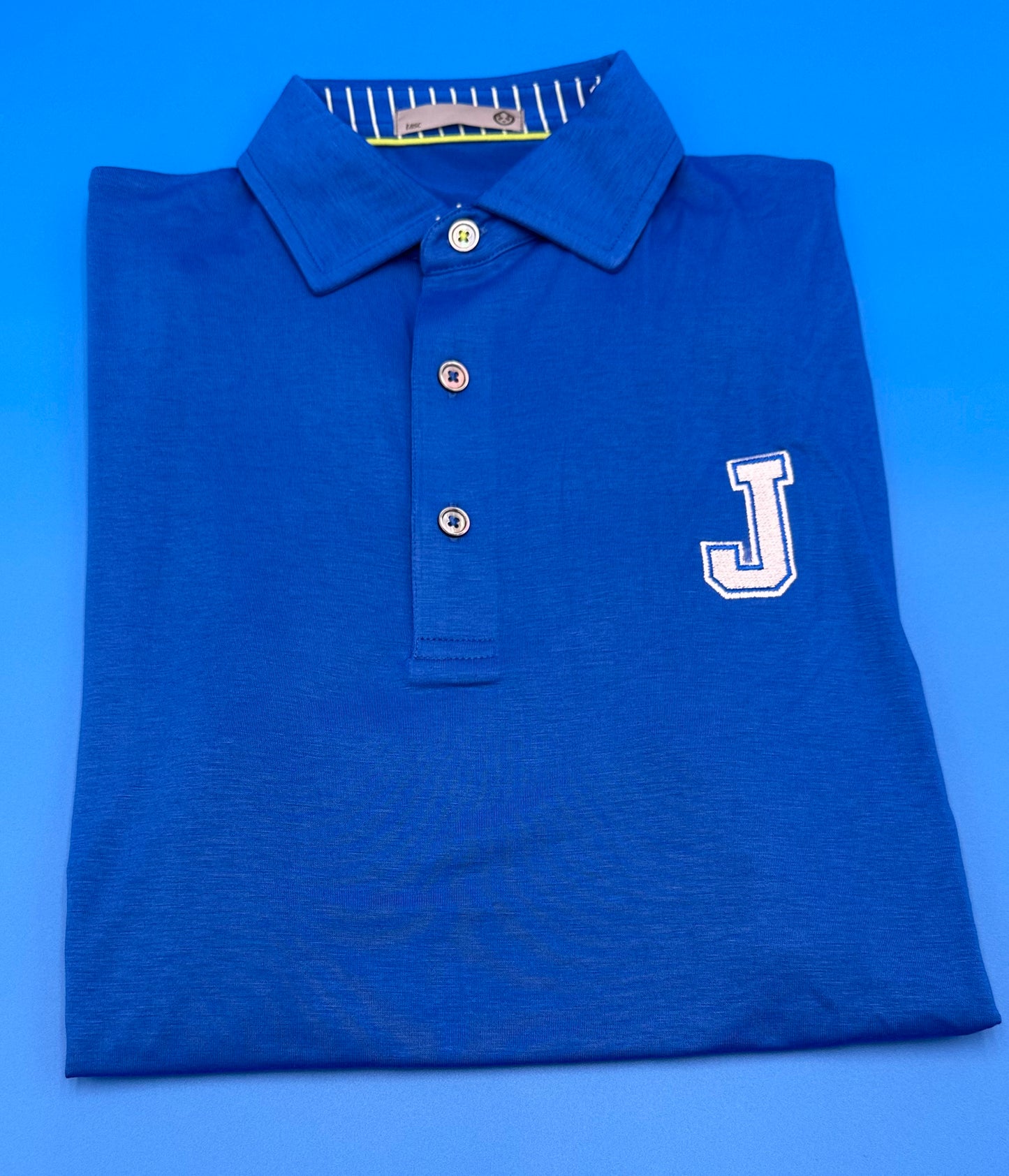 Tasc Performance. 48% Micro Modal/47% Micro Polyester/5% Elastane. Self-collar with permanent stays. No top shoulder seam, 1 inch drop tail with side slits, 29.5-inch front/30.5-inch back length. Relaxed fit. J embroidered logo.
