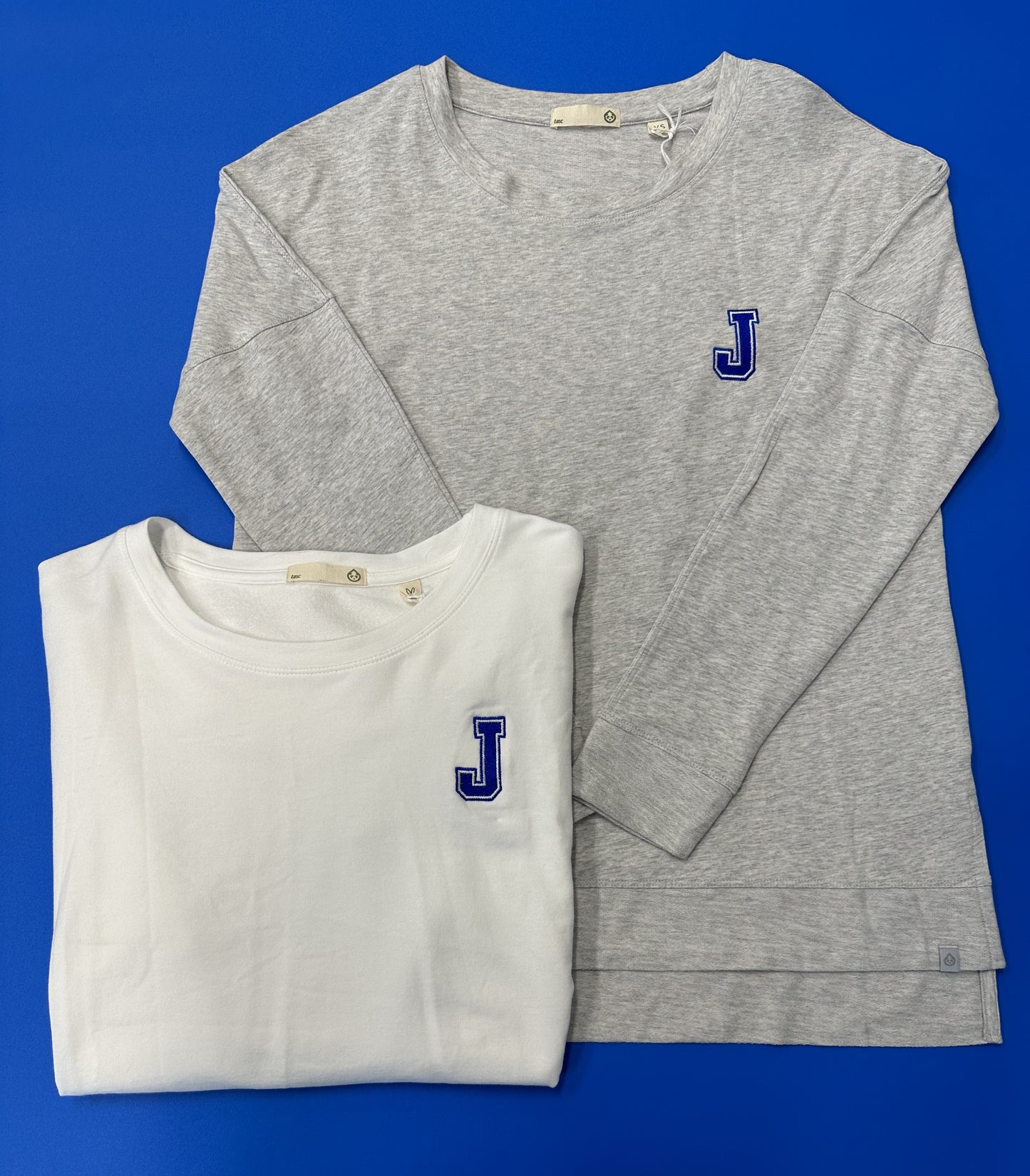 Tasc Performance. 53% Organic Cotton/43% Viscose from Bamboo/4% Lycra. Side splits, 2" drop tail, 24"/26" body length. Embroidered J logo.