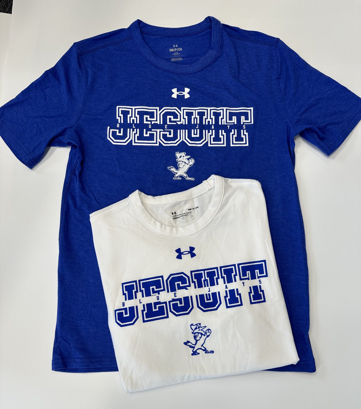 Under Armour. 57% Cotton/38% Polyester/5% Elastane. Super soft UA Charged Cotton hand feel - 4-way stretch fabrication allows greater mobility in any direction. Bound rib collar.