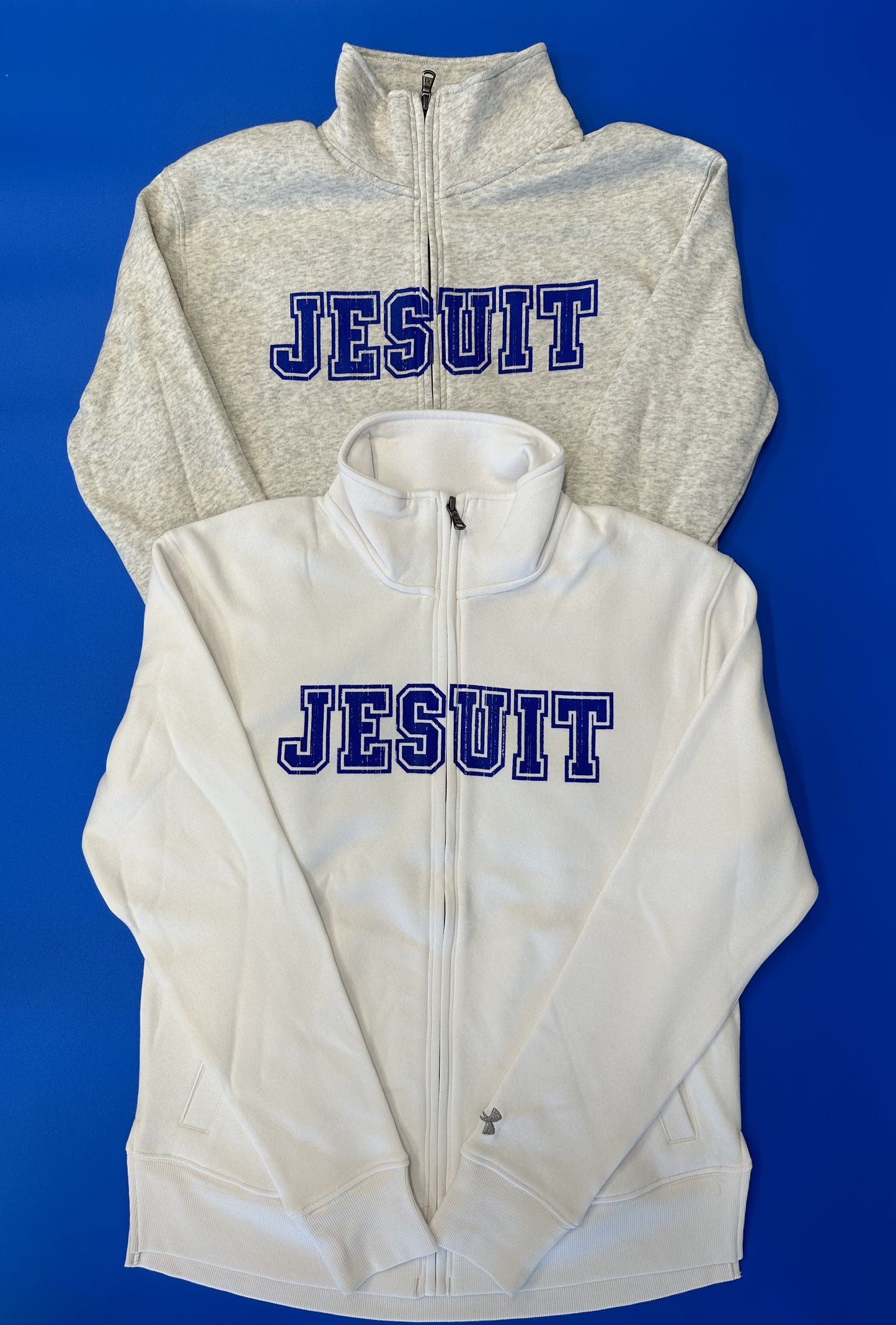 Under Armour. 75% Cotton/25% Polyester. Ultra-soft, mid-weight cotton-blend fleece with brushed interior for extra warmth. Drop shoulder construction. Self-stand collar. Welt pockets. Rib cuffs & waistband. Curved drop tail hem for added coverage.