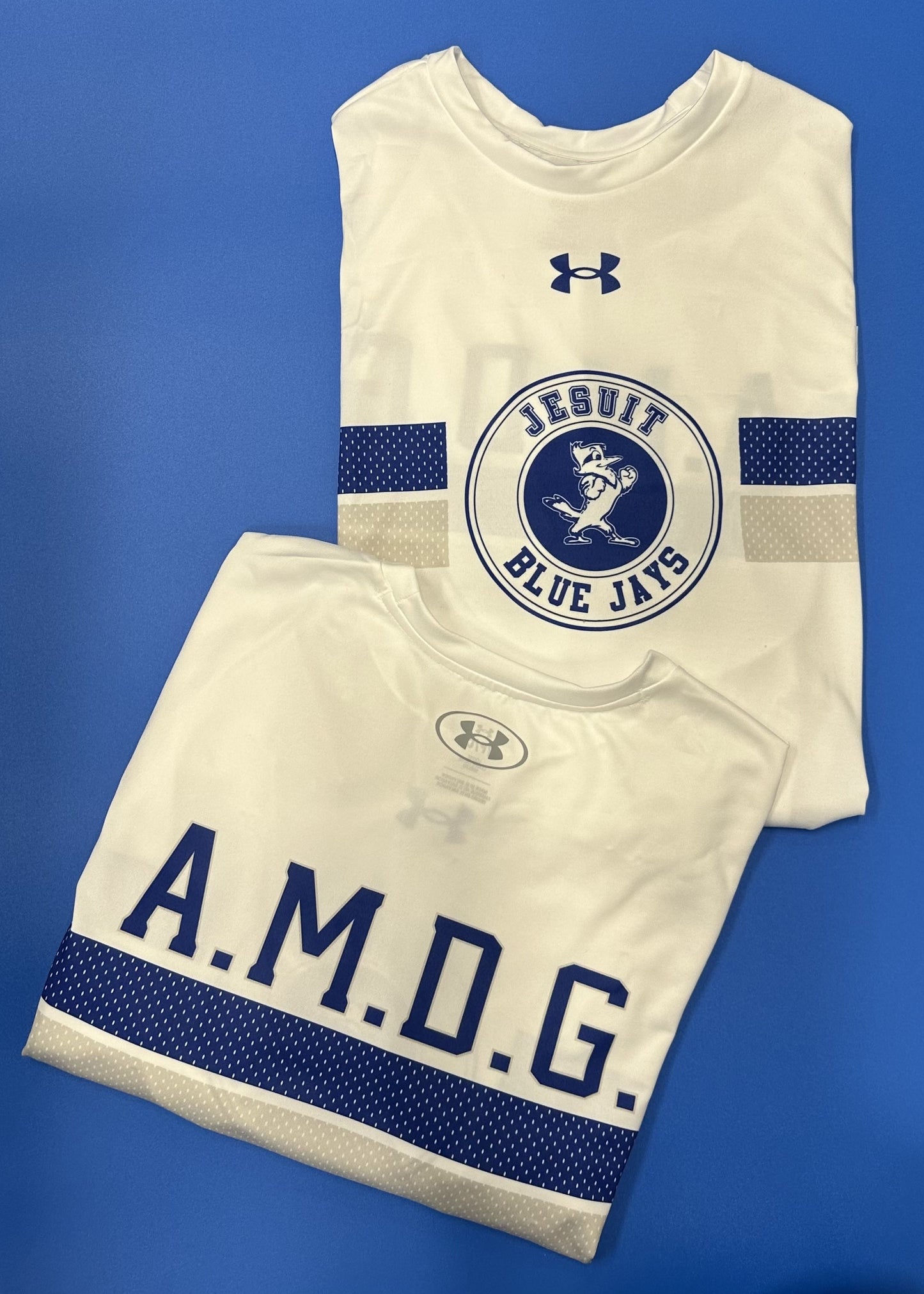 Under Armour. 100% Polyester. UA Tech fabric is quick drying, ultra-soft & has a more natural feel. Anti-odor technology. Set in sleeve construction.