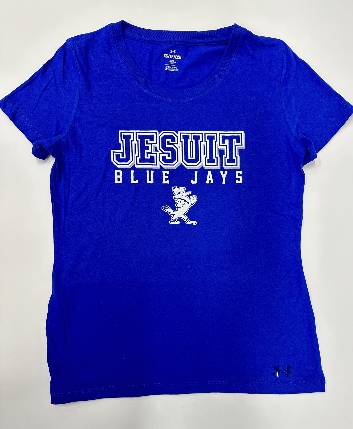 Under Armour. 60% Cotton/40% Polyester. Performance cotton blend fabric. Set in sleeve construction. Open, rib knit collar.