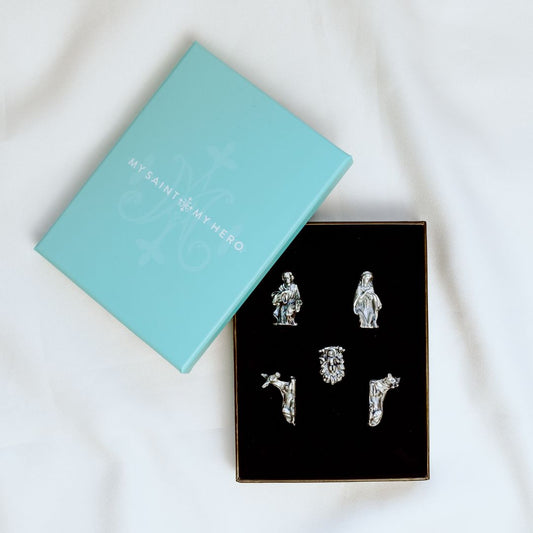 My Saint My Hero.

5 piece Italian Nativity Set.

Petite (largest piece is 30mm/1.8") silver tone set
This Nativity Set comes in gifting box with an inspirational product card.